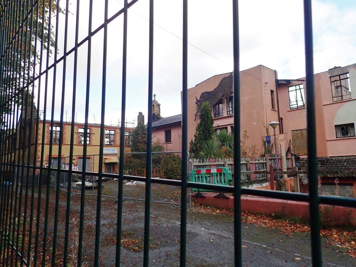 Title: The SE section of the former Tain Advenure Centre, Omeath. Copyright: Eric Jones. License: cc-by-sa/2.0. Source: https://www.geograph.ie/photo/6315046