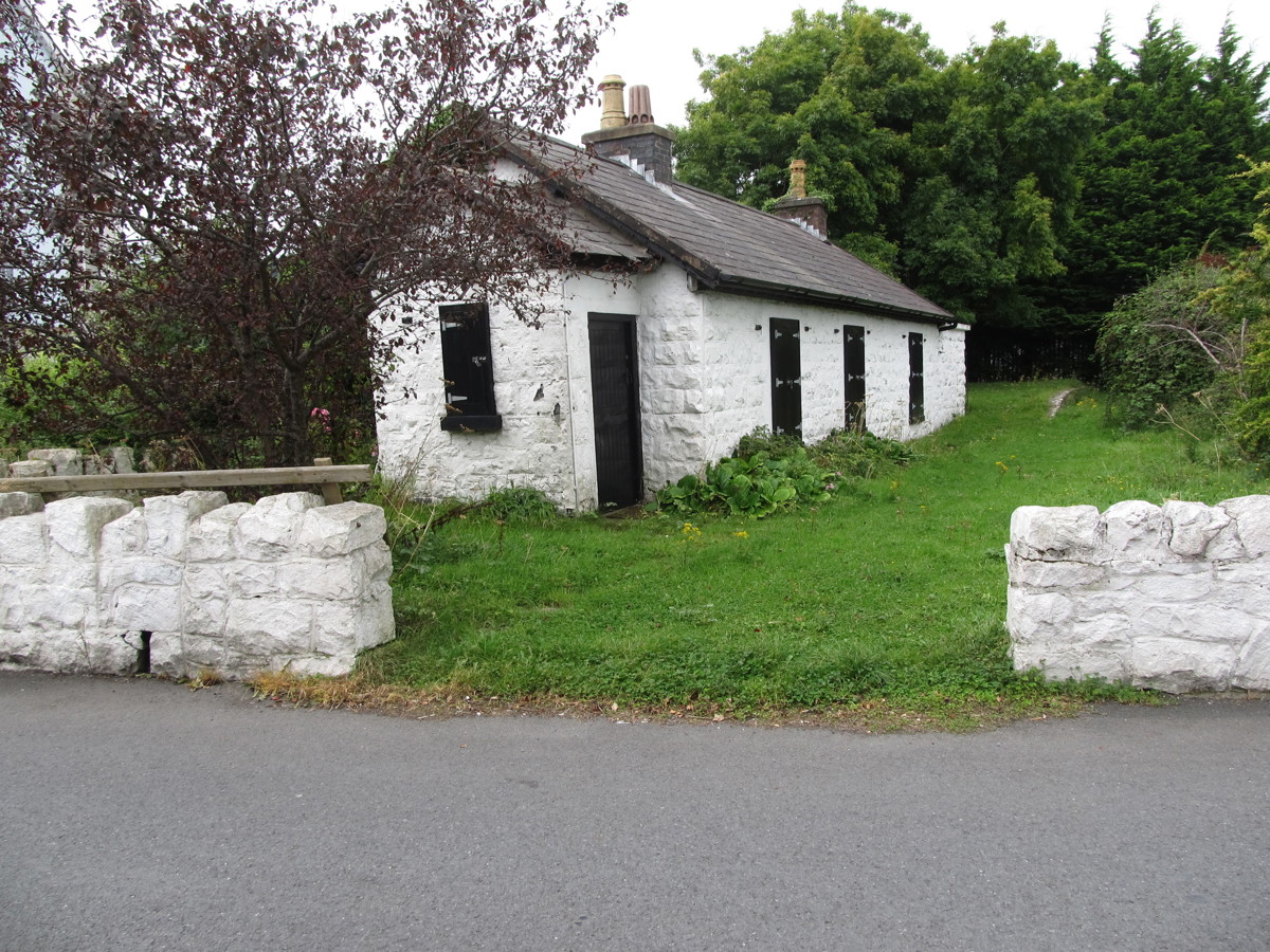 Title: The former Omeath Railway Station. Copyright: Eric Jones. License: cc-by-sa/2.0. Source: https://www.geograph.ie/photo/5108951