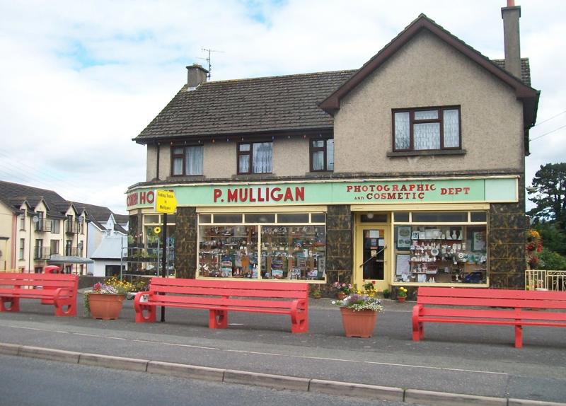 Title: P. Mulligan's Corner House Store, Omeath. Copyright: Eric Jones. License: cc-by-sa/2.0. Source: https://www.geograph.ie/photo/4333970